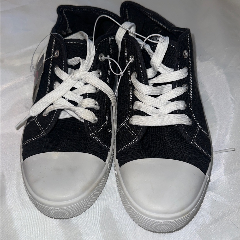 Bobbie Brooks Tennis shoes‎ Black w/ White Toe…